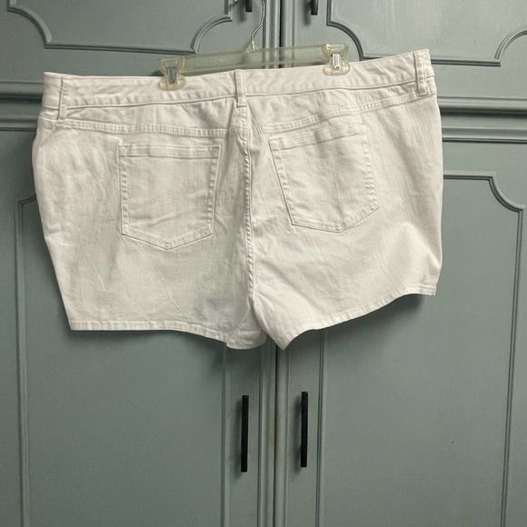 Torrid White Denim Shorts Sz 26 EUC Curvy Plus - Picture 3 of 4